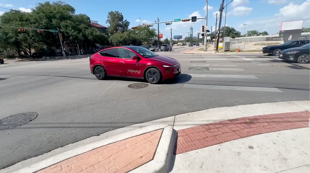Tesla vs Waymo: The Robotaxi Battle Heating Up Austin Streets